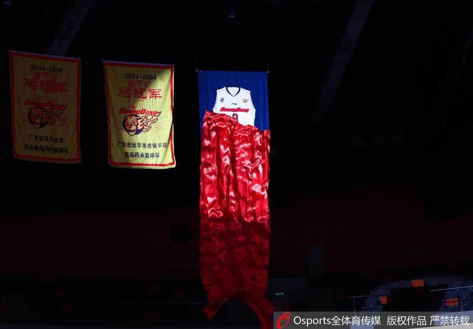 身着一袭黑色西装礼服的朱芳雨，打着精致的蝴蝶结，面带标志性微笑站在球场中央，身后大屏幕上播放着他职业生涯的辉煌片段，这一刻他不仅是传奇，更是优雅的绅士。