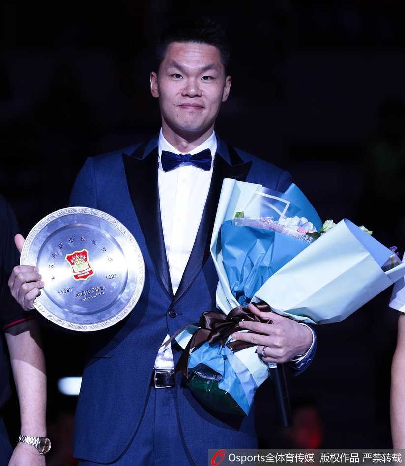 红色的帷幕缓缓揭开，朱芳雨的八号球衣正式亮相在聚光灯下，即将与杜锋和积臣的退役球衣并肩，永远守护着广东宏远的主场。