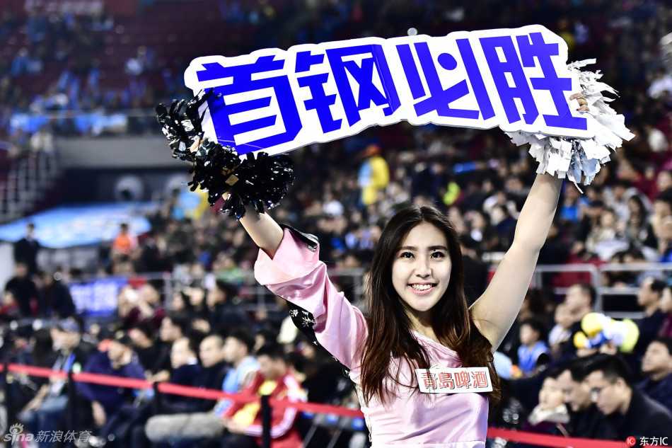 镜头特写下，一位啦啦队员眼神专注而坚定，手中的花球仿佛被注入了魔力，闪耀着梦想的光芒。