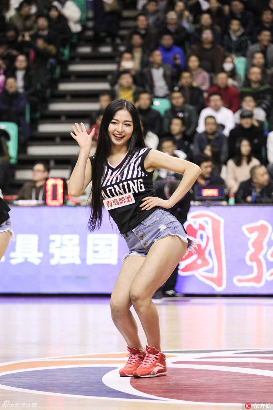 聚光灯下，两位队员默契配合，充满力量感的舞姿背后，是无数次排练磨合出的深厚友谊。