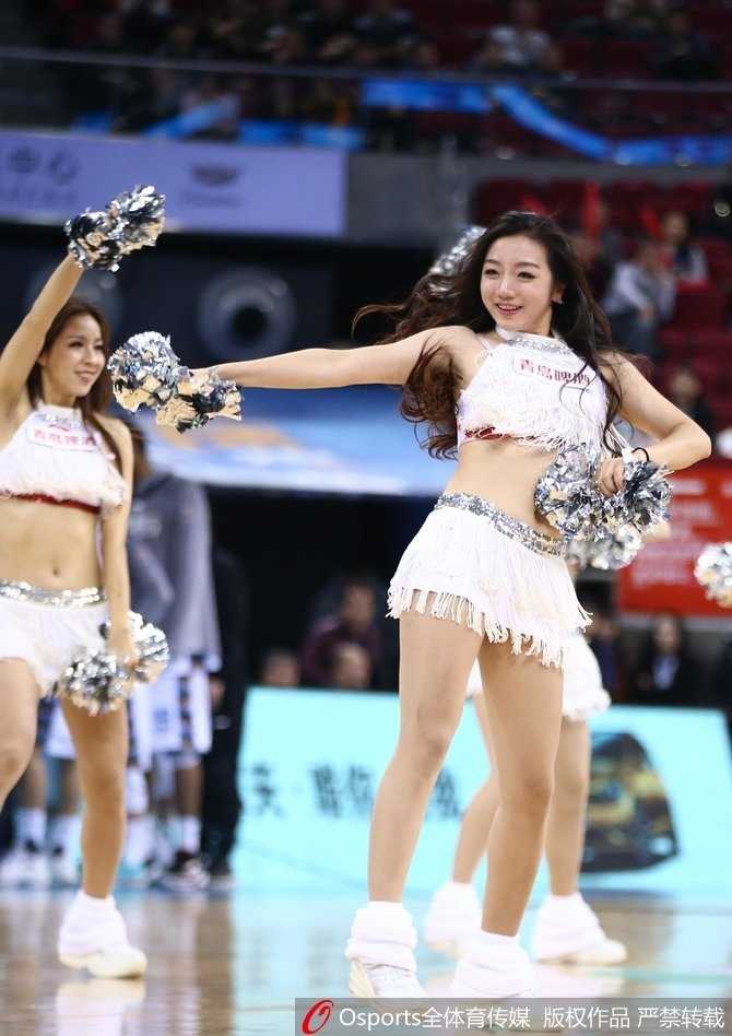 在绚烂的灯光下，一位篮球宝贝正完成一个优雅的旋转动作，裙摆飞扬，发丝舞动，这一刻她仿佛化身为冰上精灵，将竞技体育的力与美诠释得淋漓尽致。