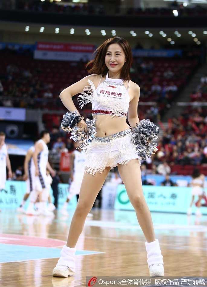 领舞的篮球宝贝身姿挺拔，动作利落飒爽，她坚定的眼神和充满力量的舞姿，展现出当代女性自信、健康、阳光的独特魅力，成为赛场边一道亮眼的风景线。