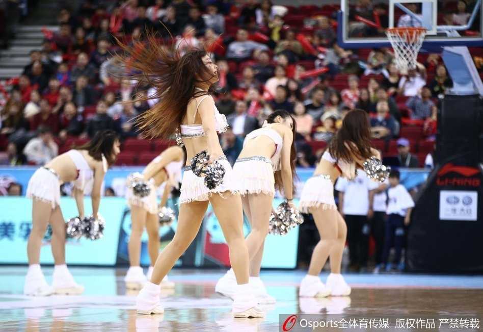 赛后，篮球宝贝们与现场吉祥物互动，向观众席挥手致意，她们用真诚的笑容感谢球迷们的支持，为这场精彩的篮球之夜画上了一个圆满而温馨的句号。