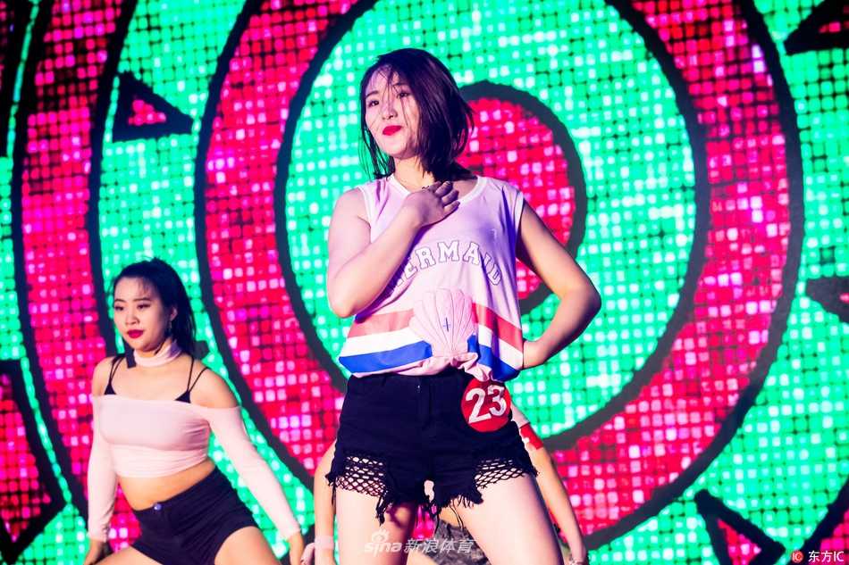 动感十足的舞蹈瞬间，选手们的秀发在空中飞扬，充满力量感的动作展现出青春特有的朝气与活力，让人仿佛能听到现场动感的音乐声。