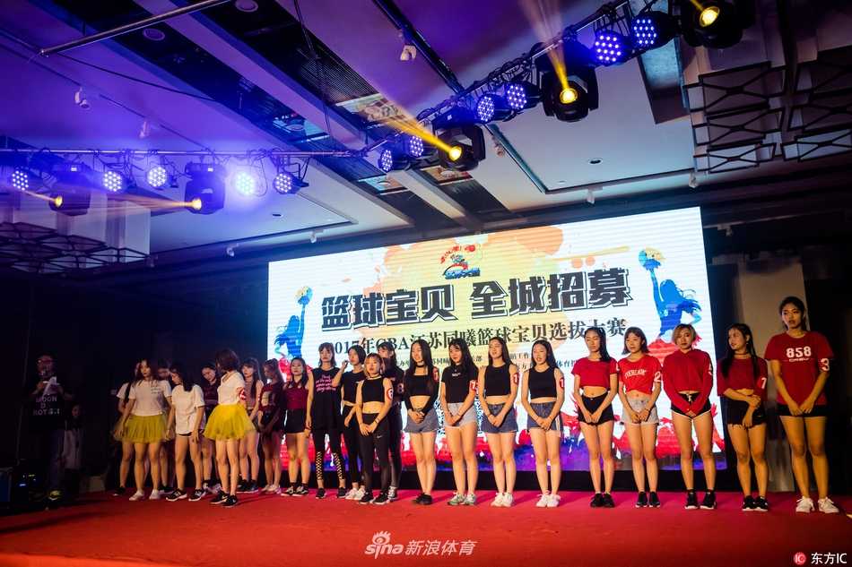 舞台灯光下，一位扎着高马尾的选手正随着动感节拍舒展身姿，她自信的笑容和充满张力的舞步，瞬间抓住了全场观众的眼球。