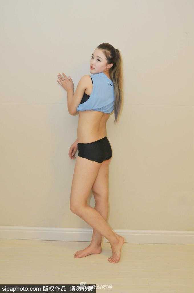 聚光灯下，篮球宝贝们集体亮相，她们的马尾辫在灯光的照耀下显得格外精神，整齐的队形和甜美的笑容，展示了团队的专业与活力。