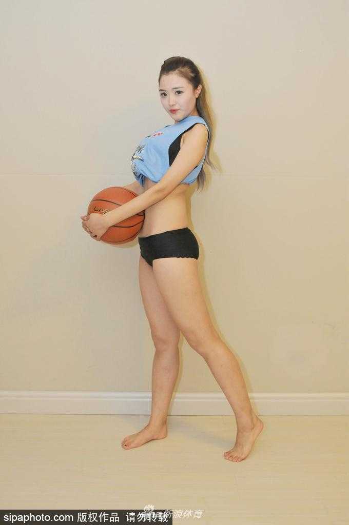 一个充满故事感的背影，篮球宝贝如瀑的长发在脑后扎成精致的马尾，紧身运动服勾勒出优美的身体线条，静待出场瞬间。