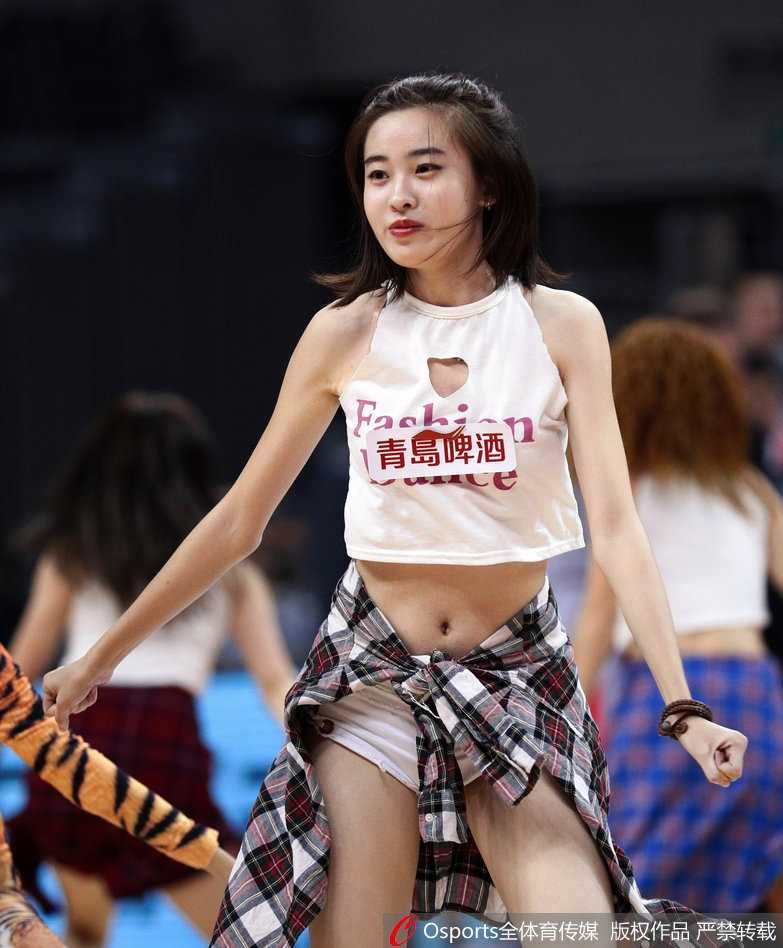 墨西哥海边的度假村，44岁的布兰妮身穿宽松灰绿色吊带裙漫步，裙子的肩带已完全滑落堆在腰间，她却浑然不觉，手持酒杯与友人谈笑，神情恍惚