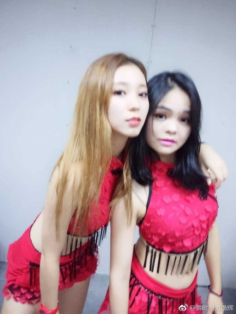 队员们身着靓丽的表演服摆出优雅造型，修长的身姿与整齐划一的动作，彰显出专业舞者的深厚功底。