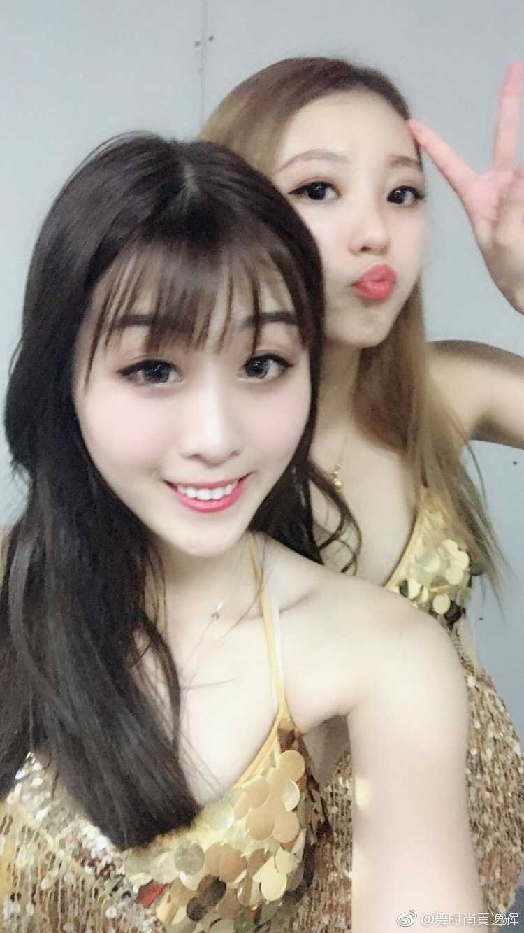 镜头定格在一位啦啦队员回眸一笑的瞬间，飘逸的长发与自信的眼神相得益彰，展现出独特的东方女性魅力。