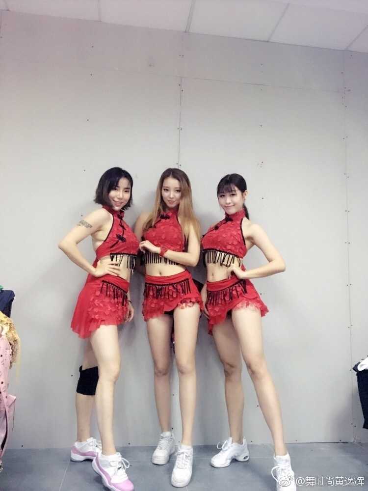 舞时尚啦啦队成员在篮球场上活力起舞，她们灿烂的笑容如同春日阳光，瞬间点燃了全场的热情。