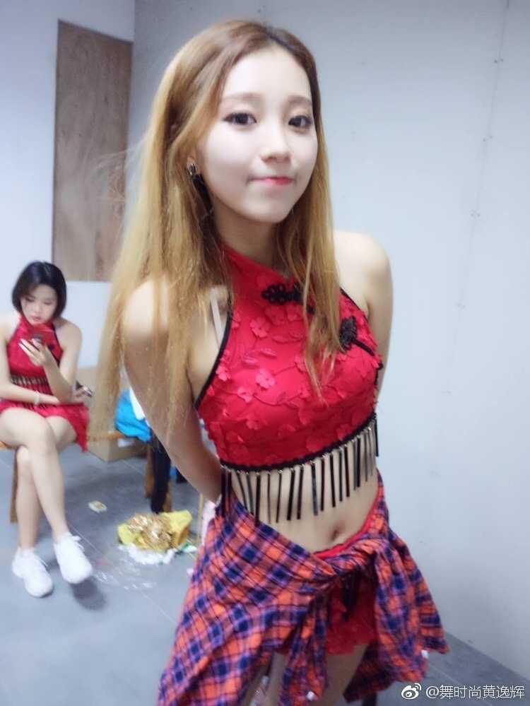 两位啦啦队员亲密相依，展现出姐妹般的深厚情谊，背景的灯光将她们青春洋溢的面庞映照得更加动人。