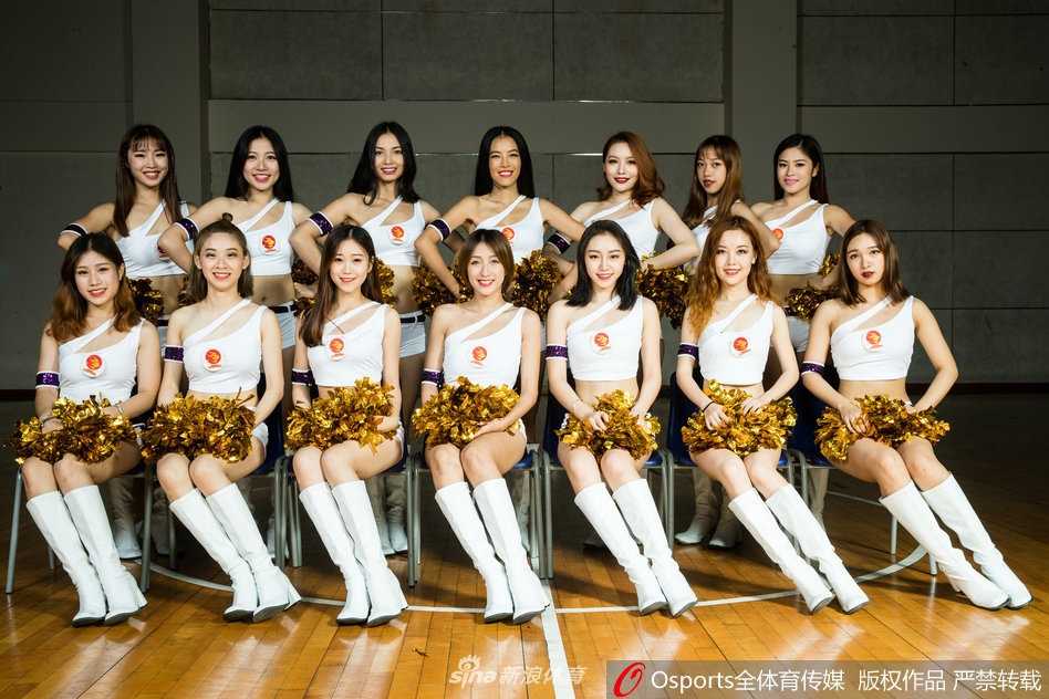 近距离特写中，宝贝肌肤胜雪，红唇娇艳，柔美与性感交织，诠释着多元的女性魅力