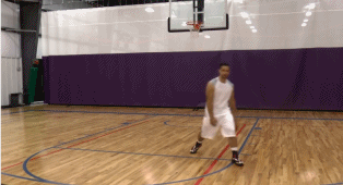 球员在高速运球中，连续两次流畅的背后运球，第一次背后运球将球从左手交到右手，随即第二次背后运球再将球从右手交回左手，身体重心随之左右摇摆，最后左手持球加速突破。