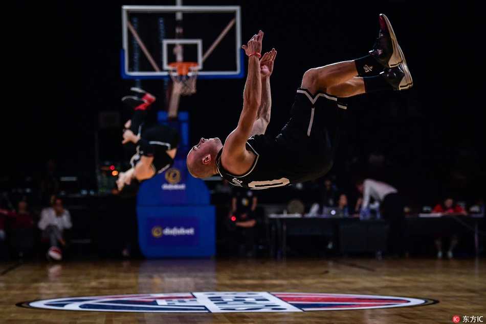 表演者以一记充满力量感的砸球动作作为ending pose，篮球在他身前弹起，他双臂张开，昂首挺胸，接受着全场观众山呼海啸般的喝彩与掌声。