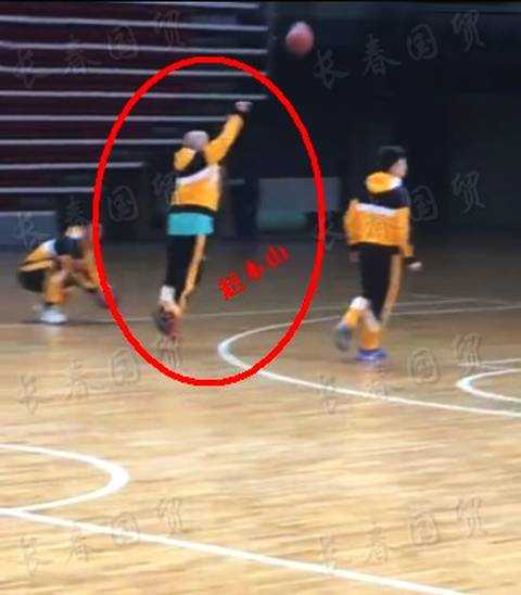 赛后，满头大汗的赵本山在场边休息，眼神中依然闪烁着兴奋的光芒，举手投足间尽显运动后的畅快与活力