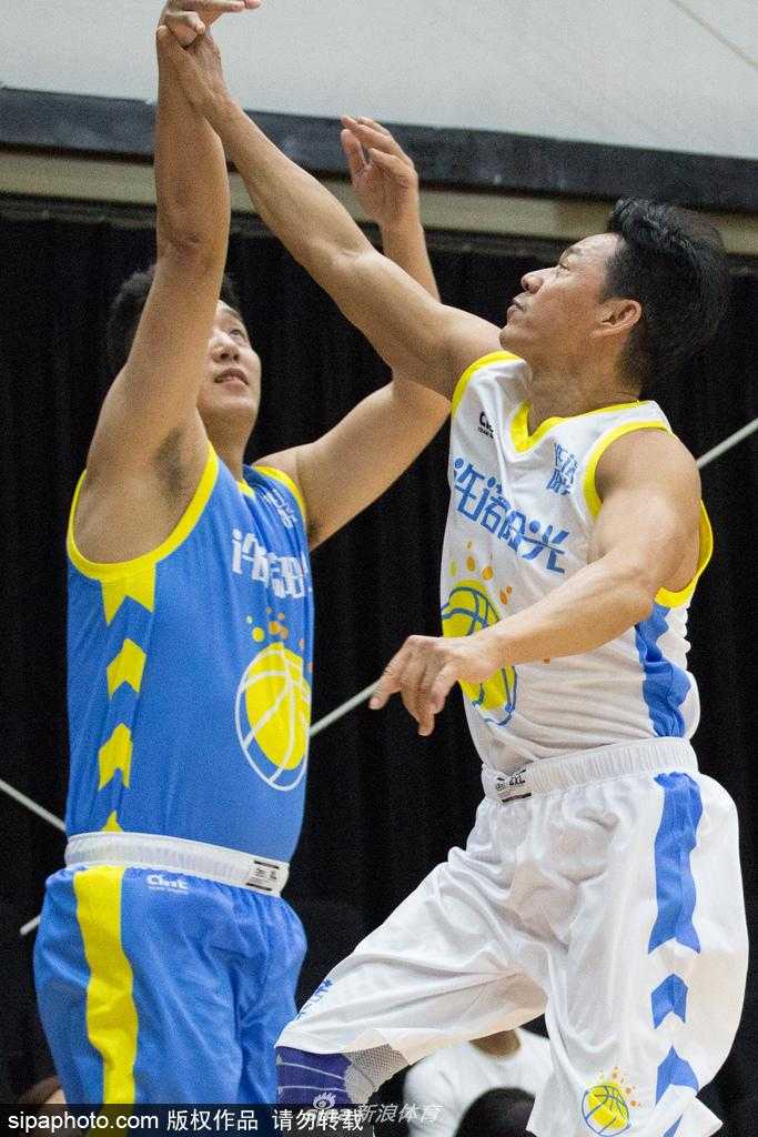 即使被多人包夹防守，张丰毅依然毫无惧色，他双手紧握篮球，利用强壮的身体为自己创造进攻空间，尽显球场老将的沉稳与智慧。