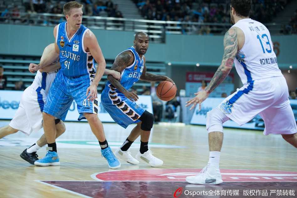 江苏肯帝亚主场取胜后，队员们聚在场地中央激情庆祝，新赛季首胜的喜悦洋溢在每个人的脸上。