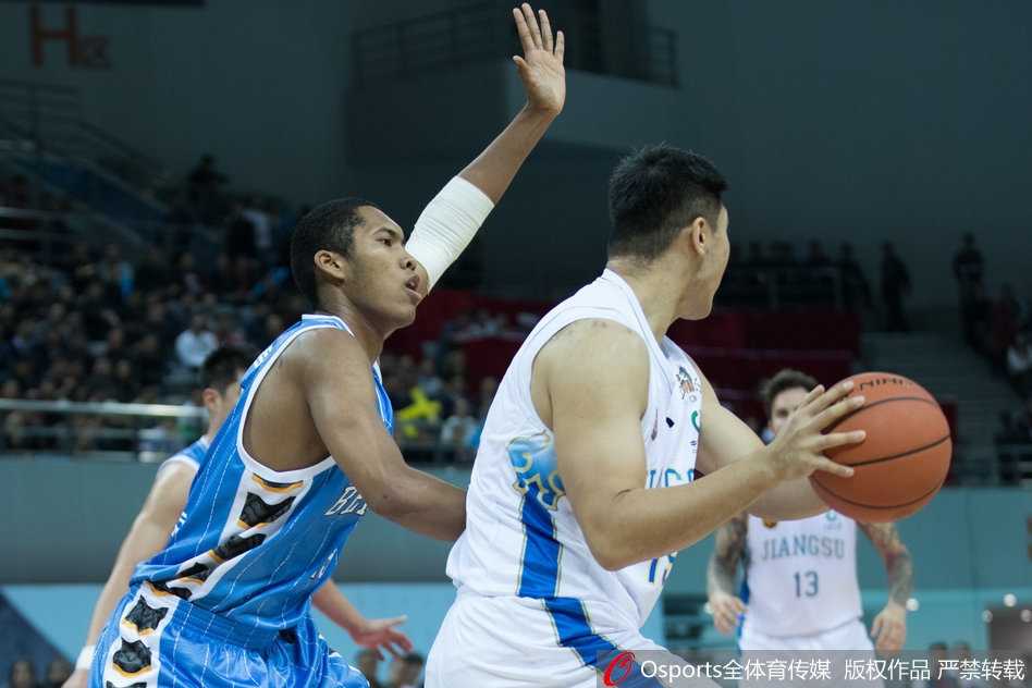 江苏队老将易立持球突破，他的经验与沉稳是球队的宝贵财富，此役他贡献两双，为胜利立下汗马功劳。