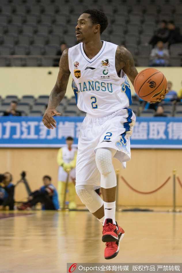 马尚·布鲁克斯如闪电般撕裂四川防线，眼神凌厉带球突破如入无人之境