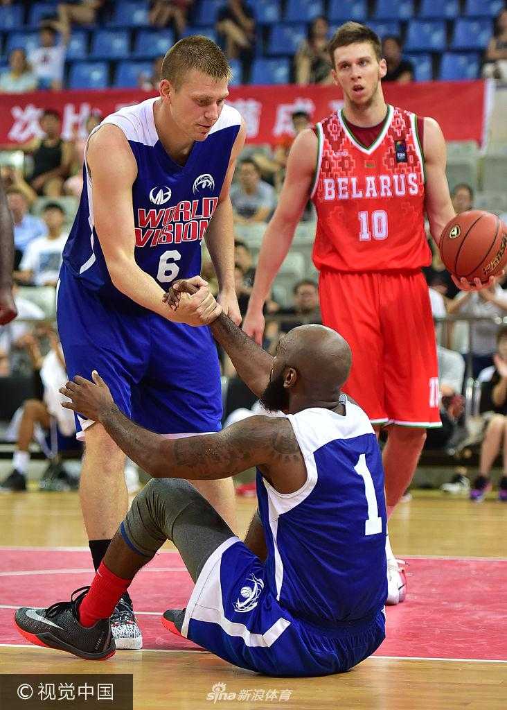 篮板下的混战中，五双手同时伸向橙色的篮球，肌肉的碰撞声与球鞋的摩擦声交织，定格成篮球场上最具雄性气息的争夺画面。