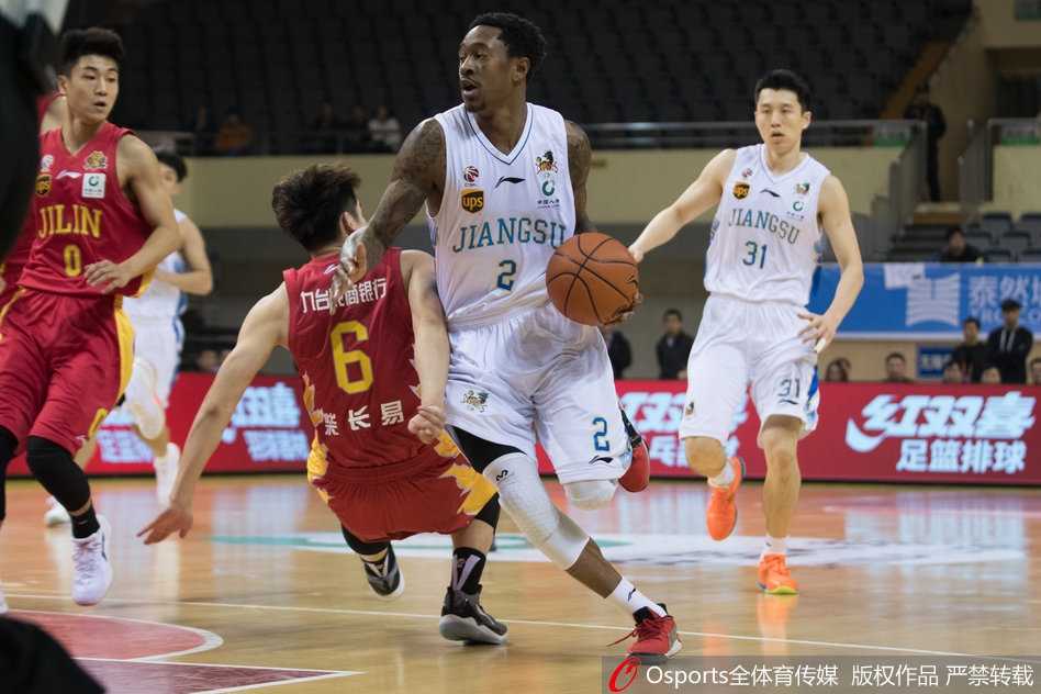 吉林队韦弗迎着防守球员，干拔跳投三分，篮球空心入网，这一球几乎杀死了比赛悬念。