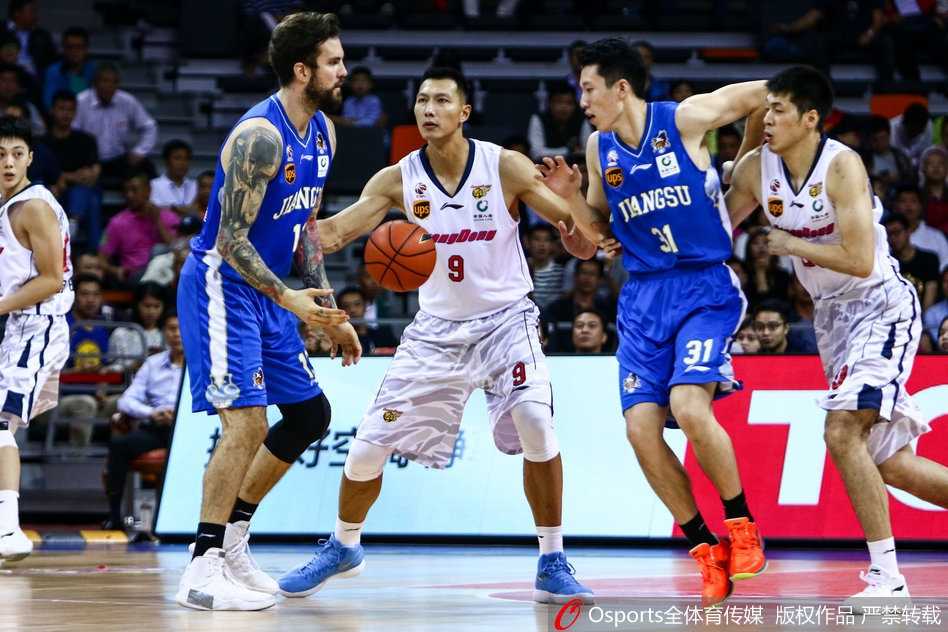 投进绝杀后，布鲁克斯被疯狂的队友们团团围住，他握紧拳头仰天长啸，脸上的汗水在灯光下闪烁着钻石般的光芒。