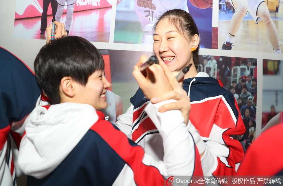 特邀艺人刘帅良在职业球员的严密防守下依然自信运球突破，他全神贯注的表情和灵动的身姿，证明了这场跨界对决的精彩与真实。