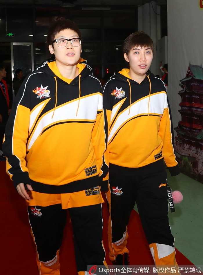 南区明星队球员露雯在对方内线球员的长臂干扰下，依然凭借出色的腰腹力量完成高难度上篮，她目光如炬，此役她独得21分荣膺MVP。