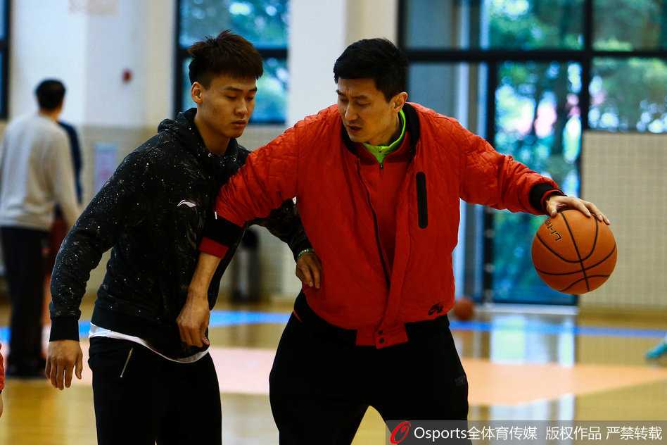 队长周鹏在三分线外从容起跳，手腕轻柔拨球，皮球在空中划出完美弧线，应声入网，展现着核心锋线火热的投篮手感。