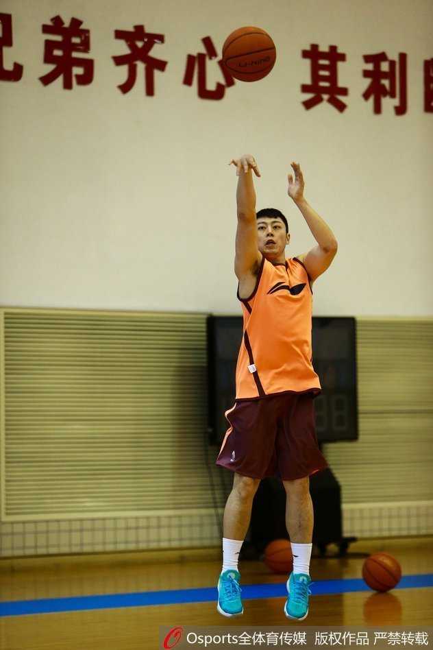 功勋外援布泽尔与主教练杜锋在训练场边进行着深入的战术交流，两人通过手势和表情沟通着场上的攻防策略。