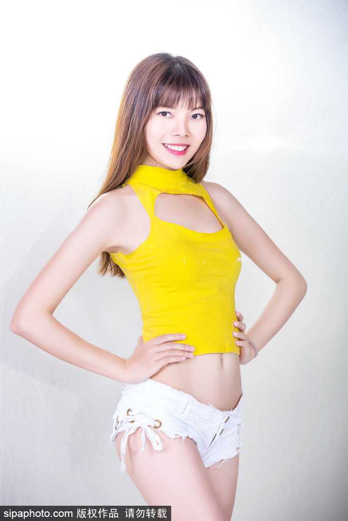 几位宝贝并排站立，她们毫不吝啬地展示着健康的小麦色肌肤和笔直紧实的双腿，手中的标语牌高高举起，仿佛在用青春的身体语言向全场宣告：今晚的主场，绝不容许失败。