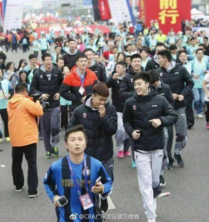 完成跑步活动后，宏远队的球员们聚集在球场中央，他们或坐或站，彼此说笑打趣，在轻松的氛围中结束了一个既特别又充实的上午，团队之间的亲密感展露无遗。