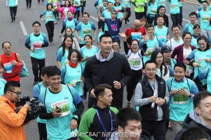 在奔跑的人群中，赵睿与其他年轻队员并肩前行，他们神情轻松，不时交流几句，享受着赛场外难得的闲暇时光，背后是东莞整洁的城市街道和热情的啦啦队。