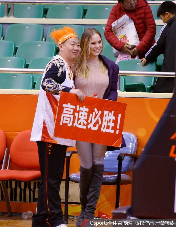 镜头捕捉到宝莲娜专注看球的瞬间，她微微侧身，精致的五官在球场灯光下显得格外立体，眼神中流露出对丈夫每一次触球的关切与期待。