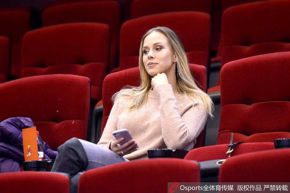 赛后，宝莲娜静静地站在场边一角，等待着与丈夫相聚的时刻，周围是逐渐散去的人群，而她的眼中只有正在与队友致意的莫泰尤纳斯。