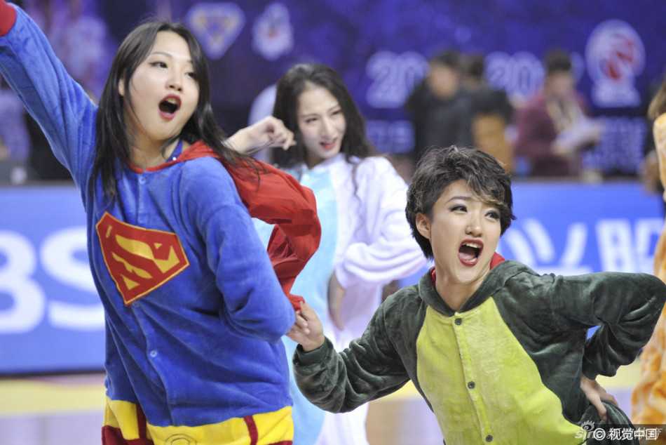 篮球宝贝们身穿可爱的卡通睡衣，在球场中央毫无防备地躺下“睡觉”，其中一位还揉着眼睛，仿佛真的没睡醒，模样十分俏皮。