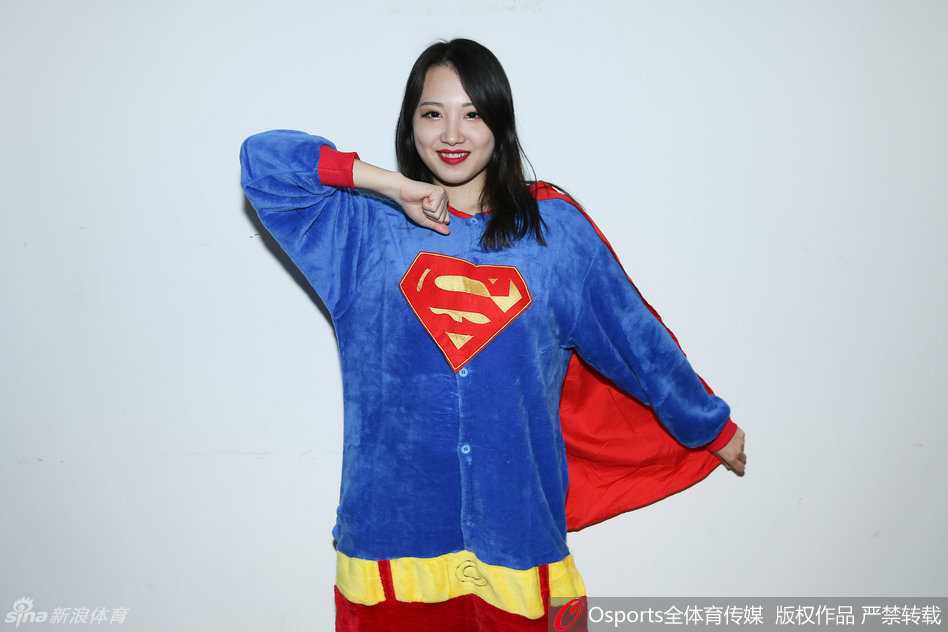 几位篮球宝贝穿着毛茸茸的动物连体睡衣，一位是可爱的长颈鹿，一位是俏皮的小斑马，她们手拉手转圈，仿佛是在森林里开派对的精灵。