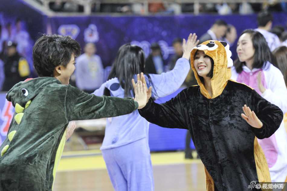 动感时刻，篮球宝贝们穿着各色睡衣跳起热舞，长发飞扬，动作整齐划一，将睡衣的舒适与舞蹈的动感完美结合。