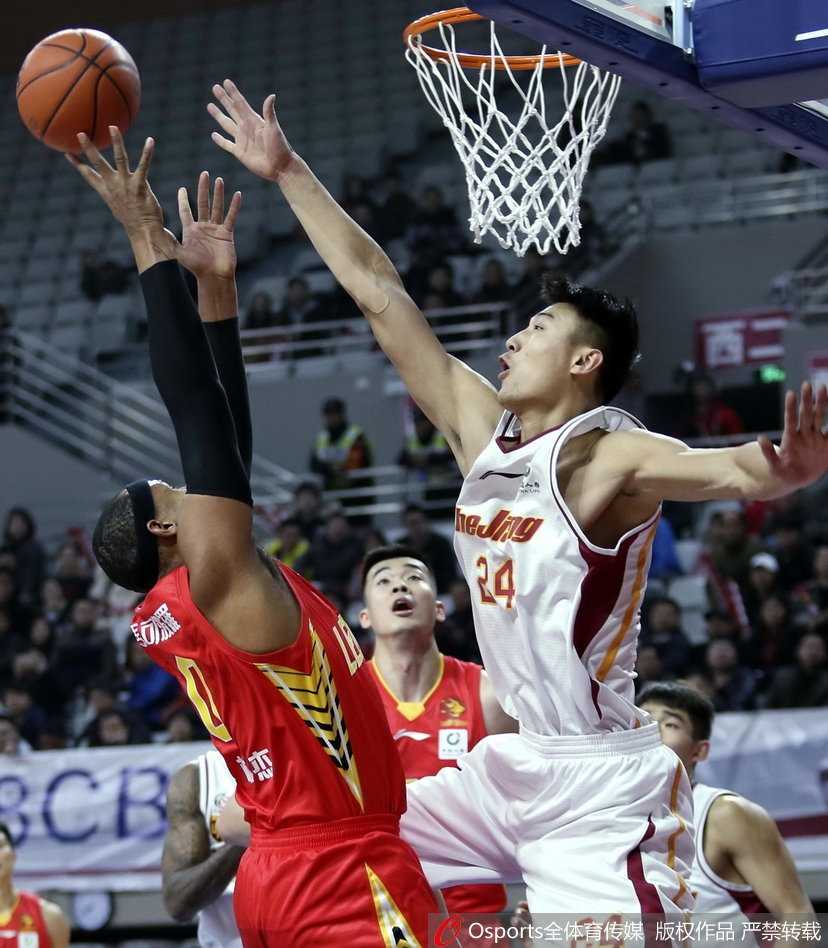 深圳队球员李慕豪高高跃起，在与浙江队队员的空中对抗中，用指尖轻轻一点，将篮板球拨向队友，展现出他惊人的臂展和篮板嗅觉