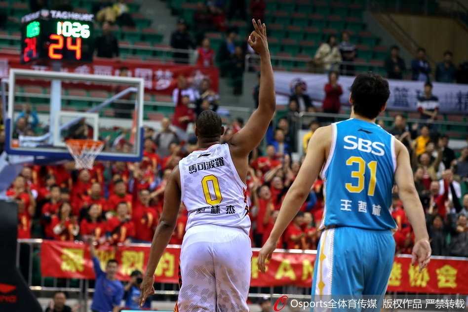 加时赛关键时刻，顾全面对紧逼防守毫不手软，突破上篮打成致命二加一，怒吼庆祝霸气尽显。