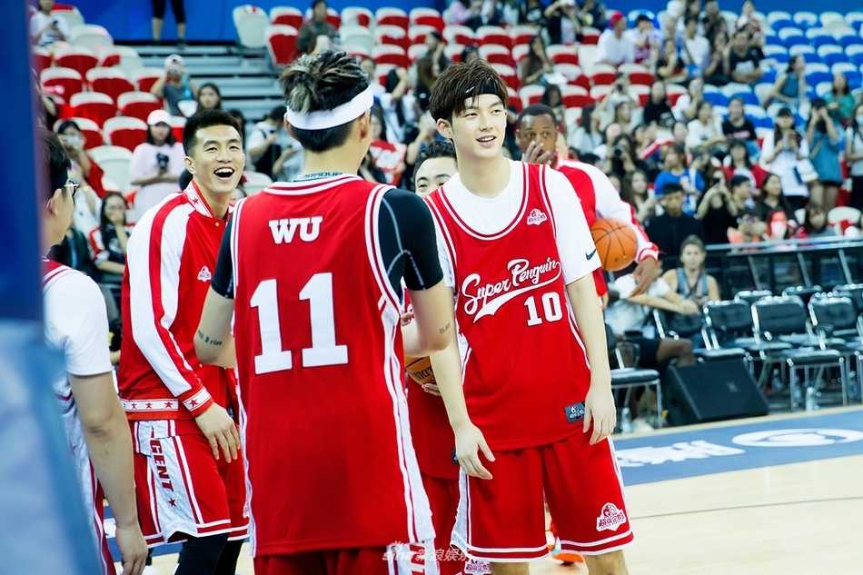 董力俯身运球突破，对手紧贴防守，他眼神专注地观察队友跑位，准备随时送出传球