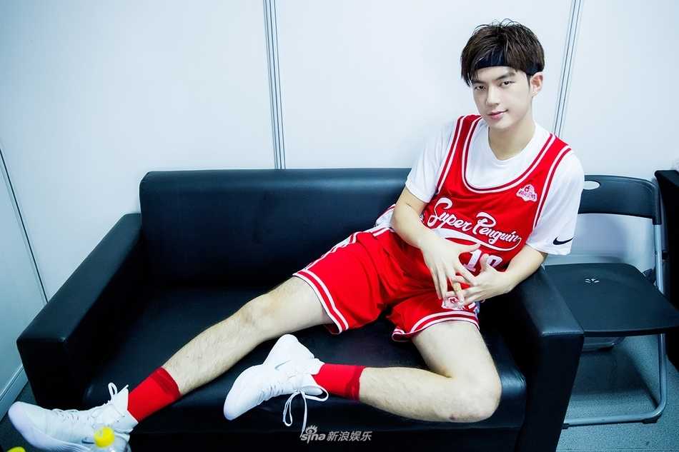 董力在人群中高高跃起抢下篮板球，手臂肌肉线条分明，脸上挂着汗珠，展现出力量与拼搏的美感