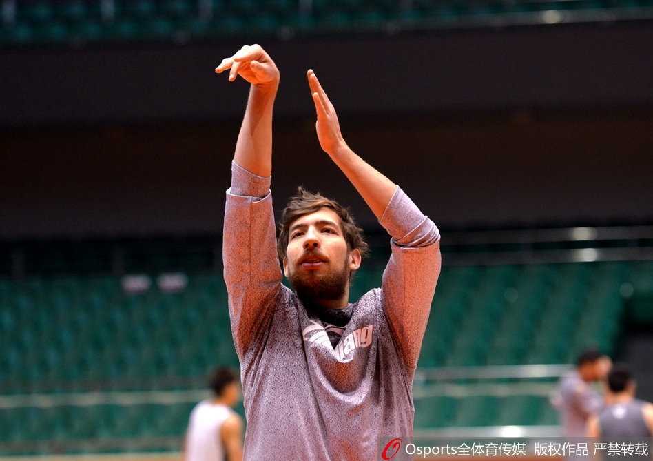 训练结束后吴前独自加练投篮，蒋兴权并未离去，而是站在一旁默默计数，夕阳透过窗户洒在这对师徒身上，温暖而坚定