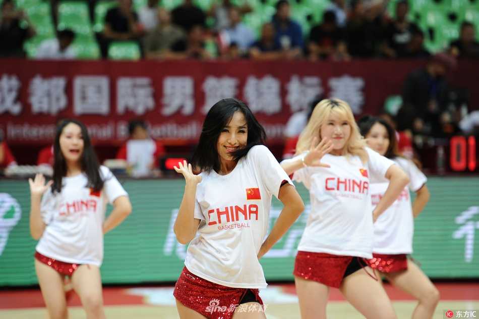 激情四射的篮球宝贝们身着亮黄色热裤，在球场中央跃动起舞，她们灿烂的笑容和动感的舞姿瞬间点燃了现场沉闷的气氛。