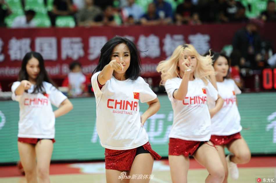 近景镜头下，一位扎着高马尾的啦啦队员笑容灿烂，她手中的花球仿佛闪烁着星光，汗水滑落脸颊，却丝毫不影响她投入的表演。