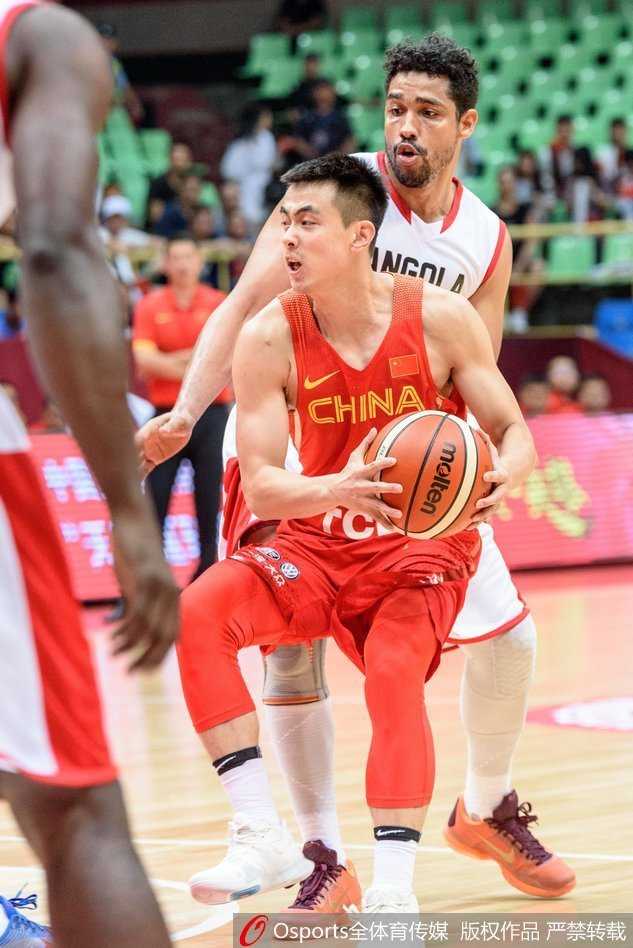 孟铎在底角迎着防守人高高跃起，教科书般的投篮手型将球稳稳送出