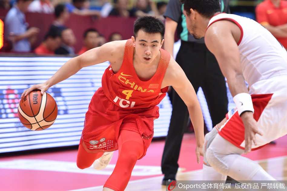 王子瑞面对两人夹击巧妙分球，眼神中透露着与年龄不相符的冷静与睿智