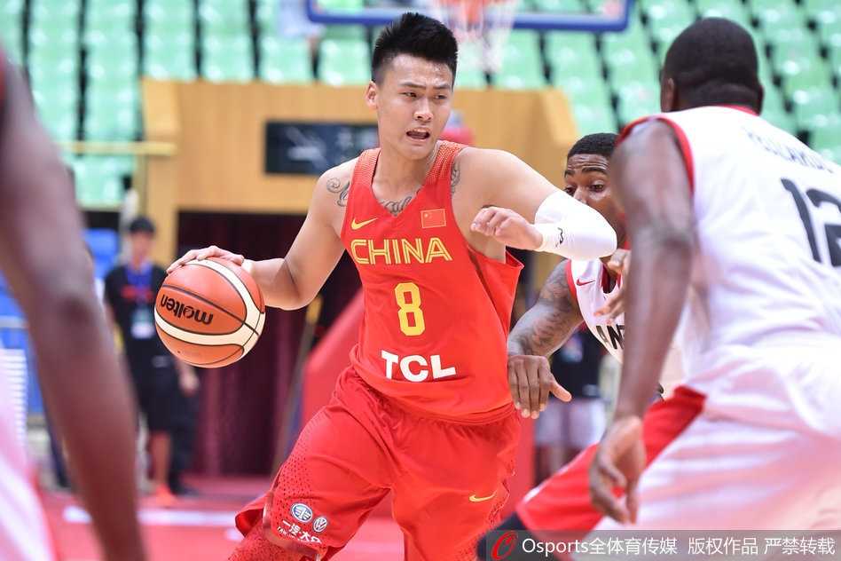 赵睿在安哥拉队员严密防守下强行突破，犹如一把锋利的匕首直插对手腹地