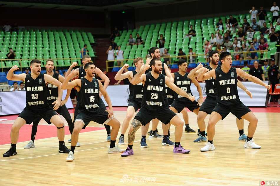 赵睿持球快速突破，他眼神坚定，加速过掉防守球员，直杀新西兰队篮下，展现出强大的冲击力。